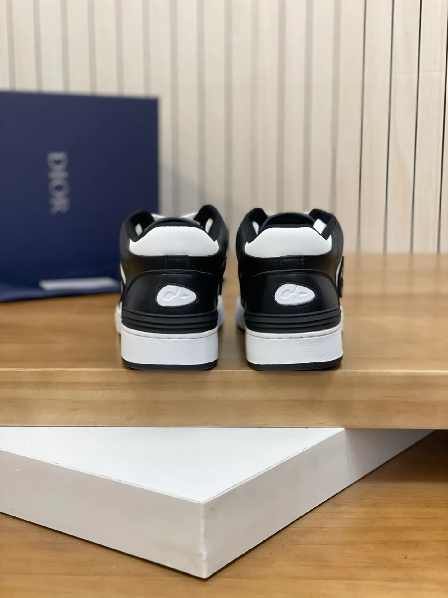 Men's shoes: 💰P440¥ Product trademark: Dior* "Dior*" high-top casual shoes Regular size: 38-44 (can be customized to 45.46) Product materials: Upper imported cowhide stitched with original fabric, breathable lining, original outsole. Number: 1006